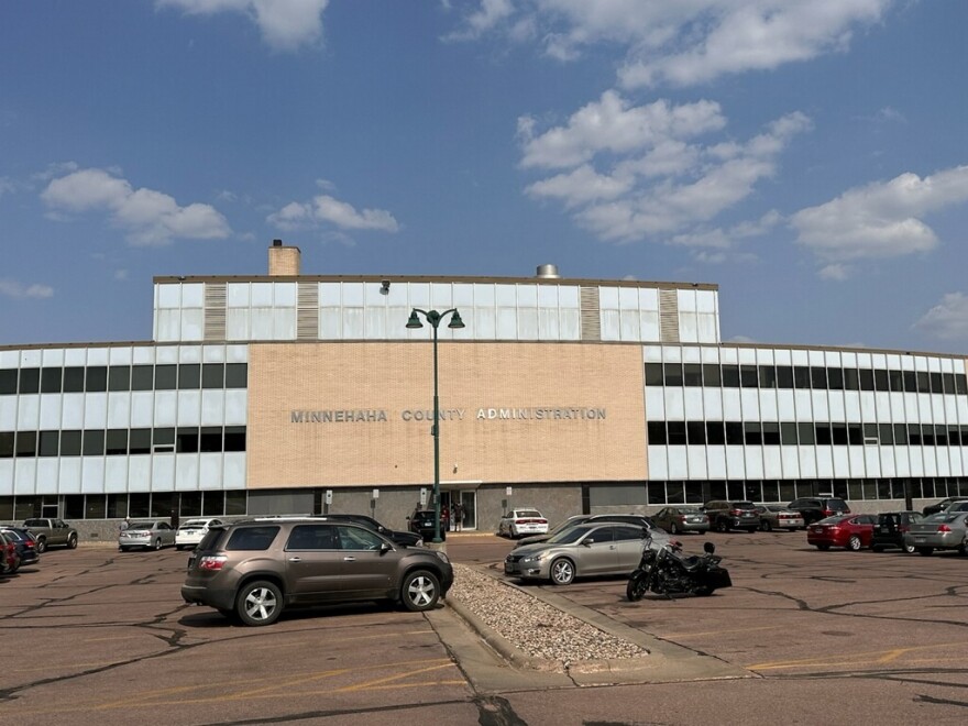 Minnehaha County commissioners debate a new form of government sodakpb