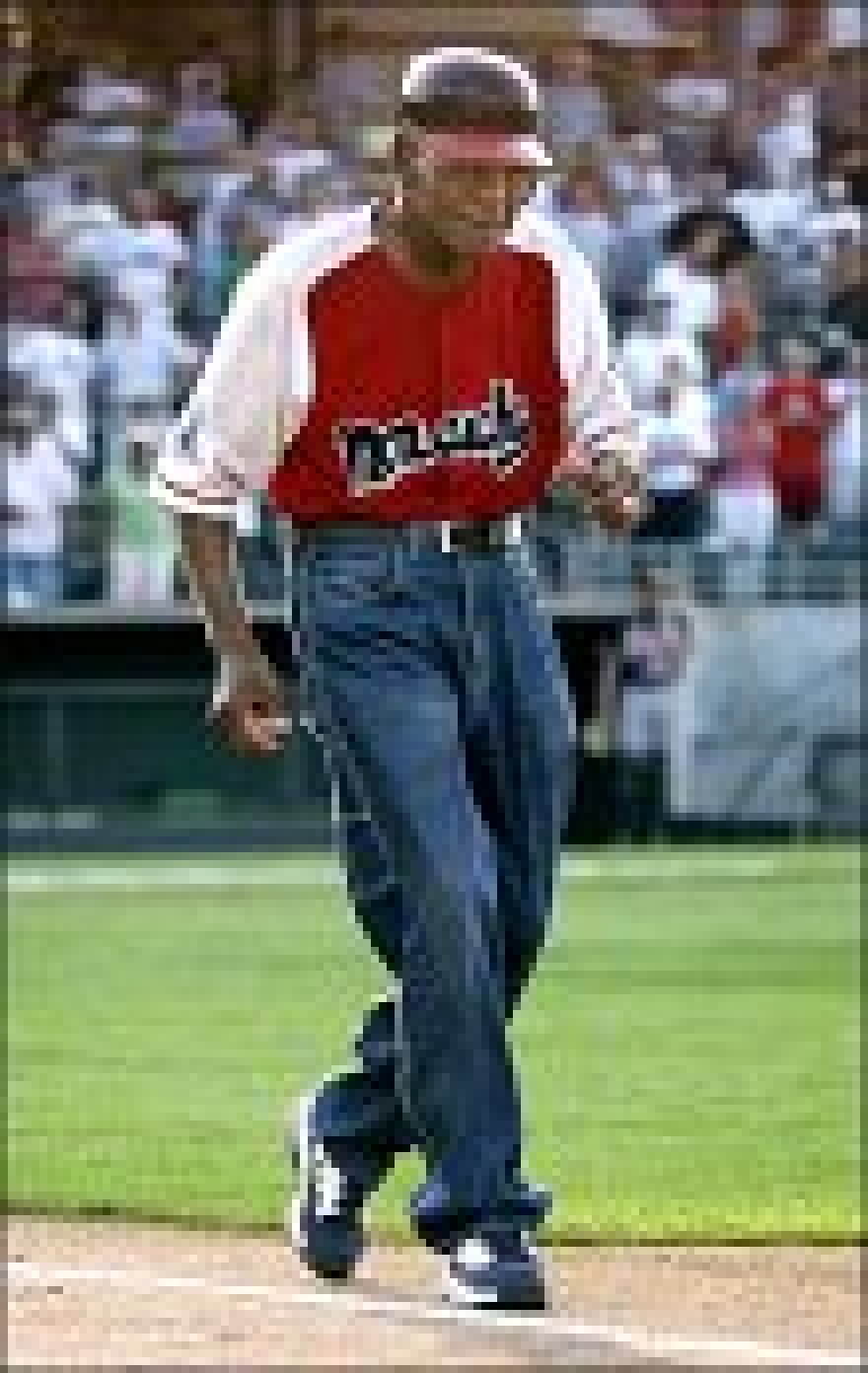 Buck O'Neil becomes the oldest ever paid professional baseball player at 94.