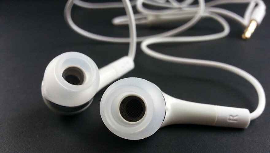 earphone-316753_640_0.jpg