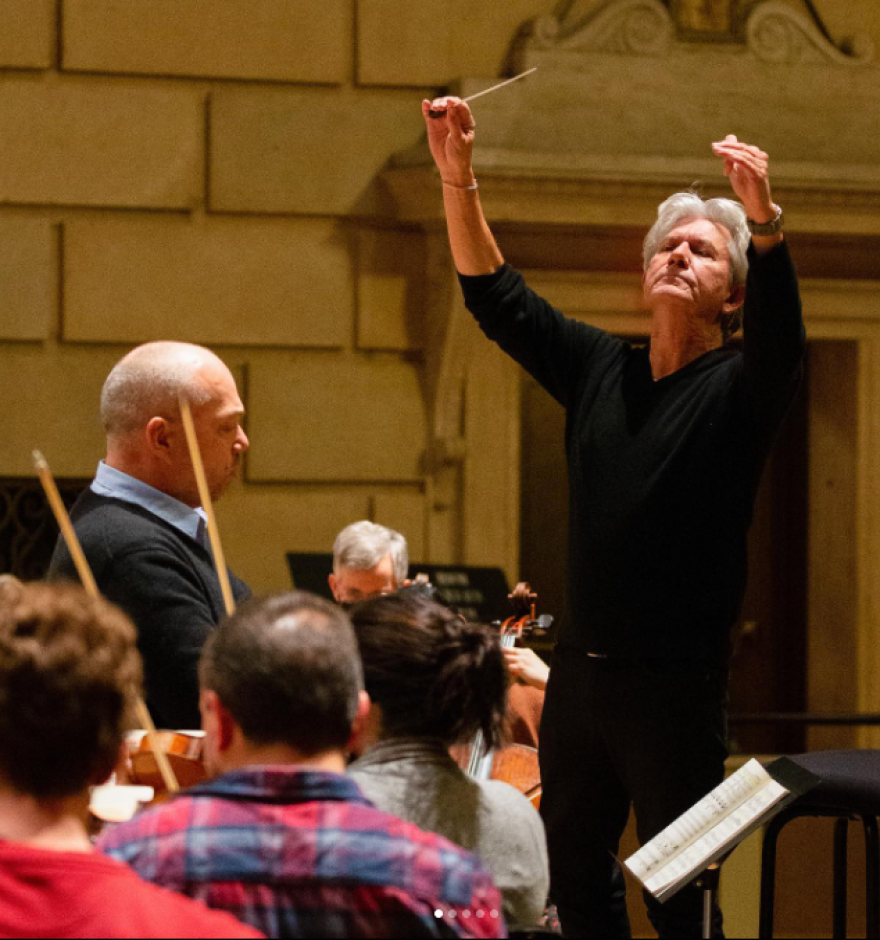 Andreas Delfs rehearses the Rochester Philharmonic Orchestra with baritone Christopher Maltman