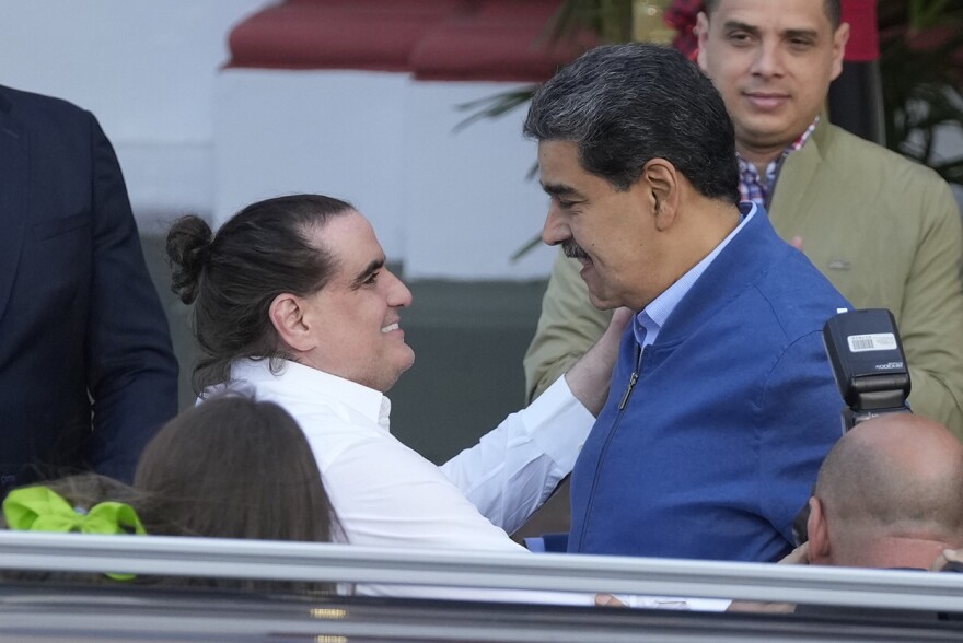 El presidente venezolano Maduro, a la derecha, recibe a Alex Saab en el palacio presidencial de Miraflores en Caracas, Venezuela, el miércoles 20 de diciembre de 2023, luego de la liberación de Saab de la custodia estadounidense en Miami en un intercambio con 10 estadounidenses encarcelados en Venezuela.