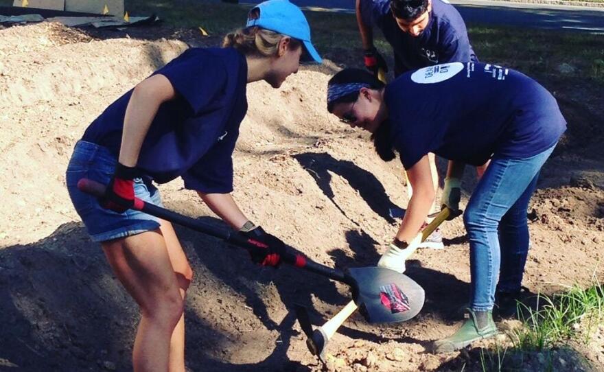 UNC Dental students volunteer on DEAH DAY