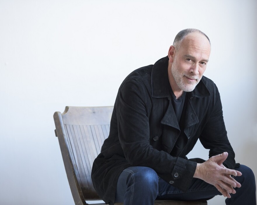 marc-cohn-sitting_800.jpg