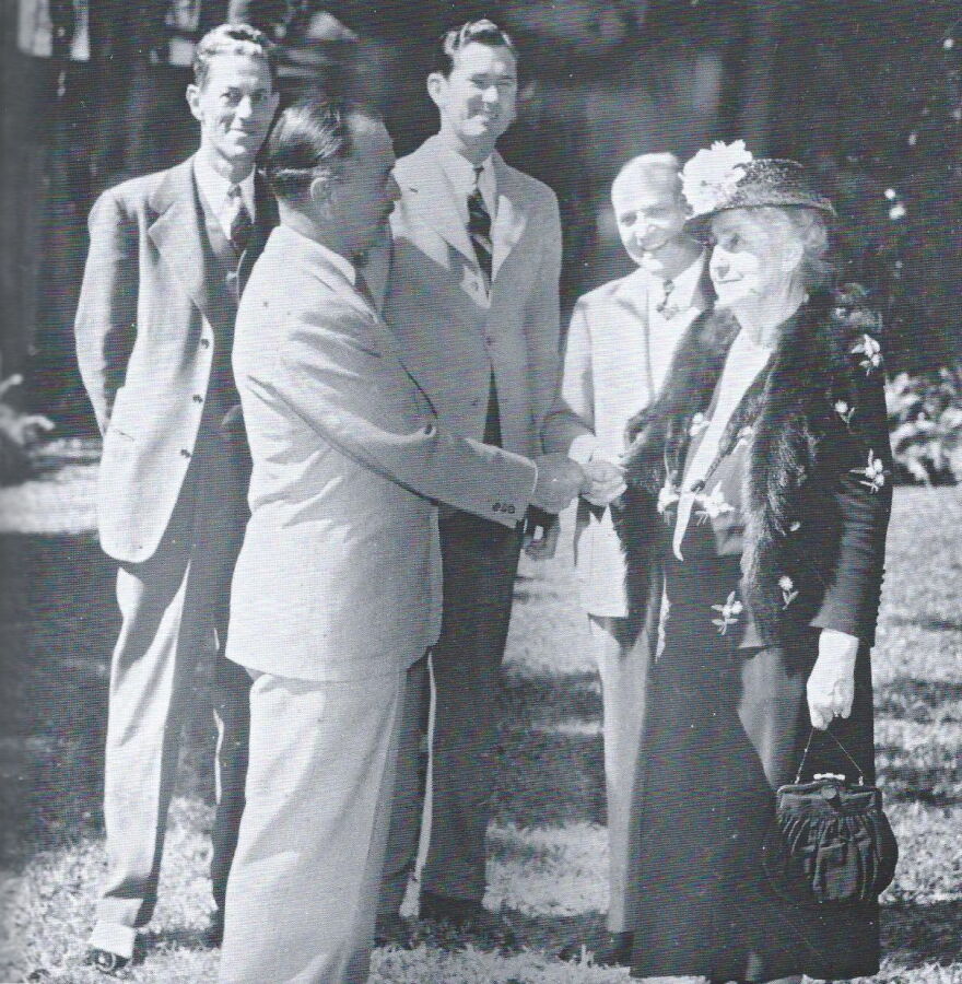 Mina Edison pictured in 1947 with mayor at ceremony gifting estate to the City of Fort Myers.