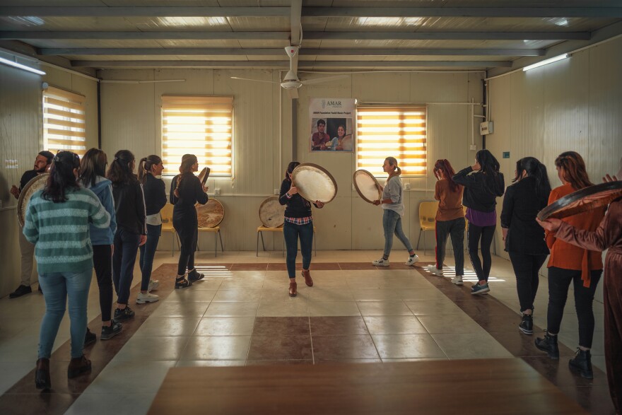 The Ashti Choir performs with <em>dafs</em> at the Khanke camp.