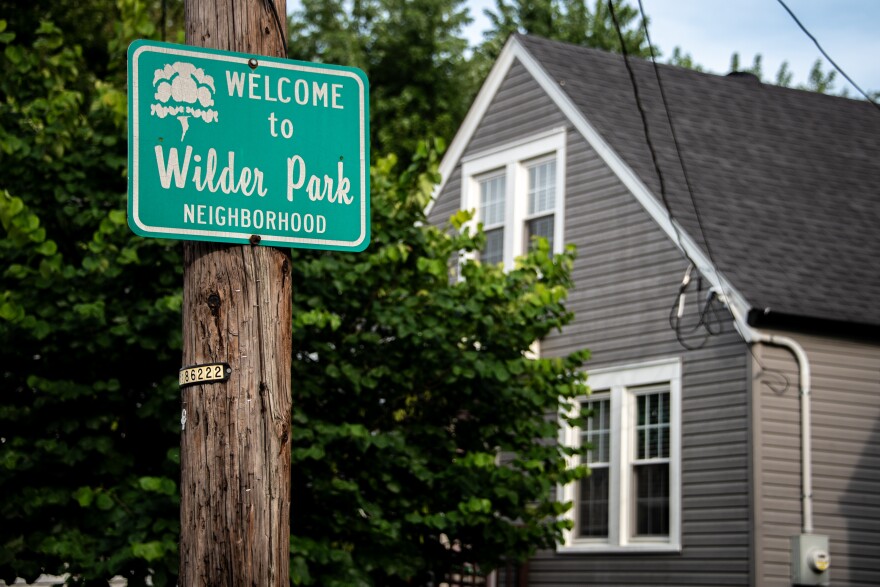 "Welcome to Wilder Park Neighborhood" sign on a post