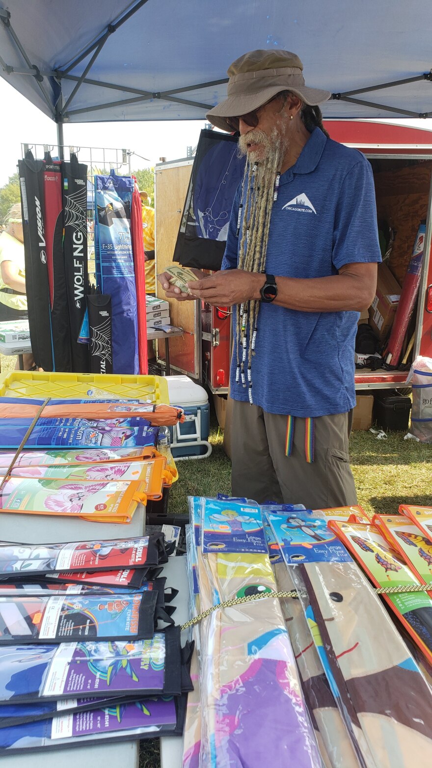 Kite flyer Christopher Stubblefield selling kites for Chicagokite.