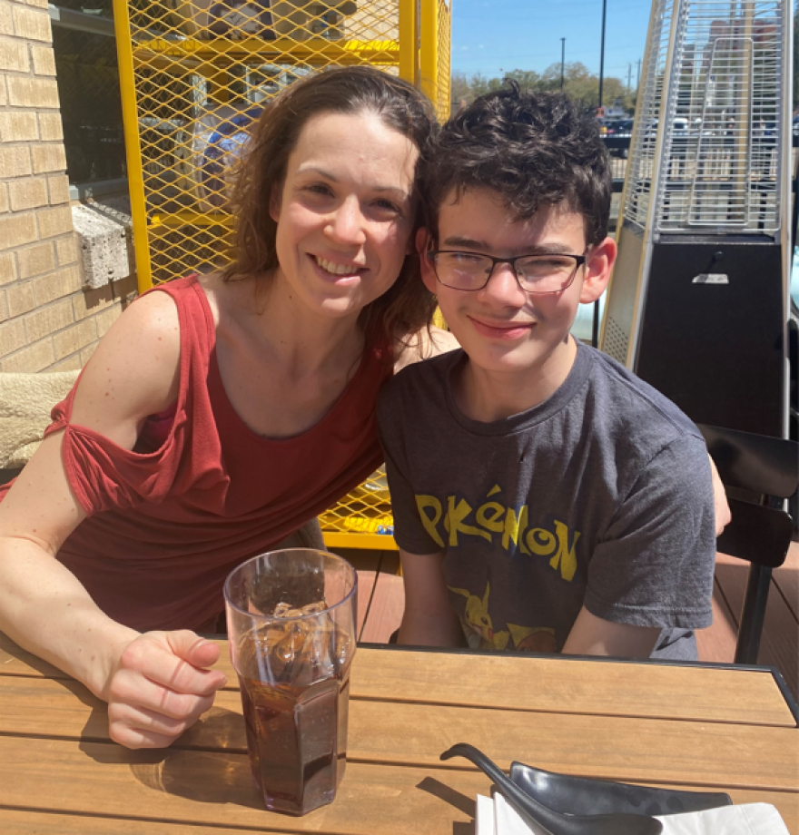 Robin Marie y su hijo Brennan, de 13 años, posan para una foto a principios de esta primavera en un restaurante de Texas. Marie estaba visitando a su hijo, que vive en un centro de tratamiento residencial fuera del estado, pagado por su distrito escolar local y el estado.