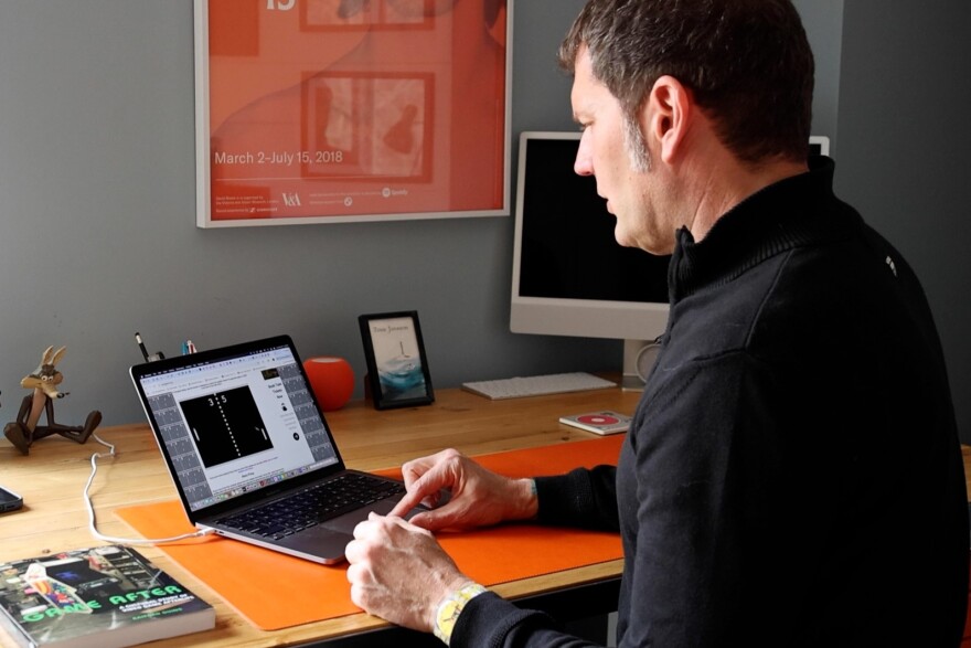 Raiford Guins playing PONG on a web browser.