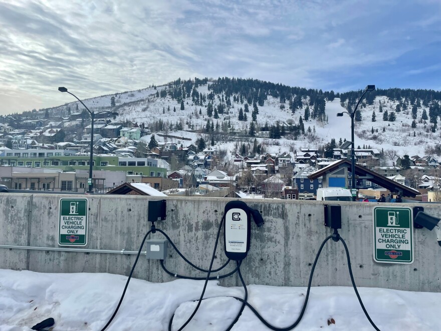 Estaciones de carga para vehículos eléctricos en el estacionamiento de China Bridge en Old Town, Park City.