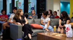 La reunión solidaria sobre la atención médica de La Asociación de Estudiantes Hispanos-Latinos de la Universidad de Florida. Foto por: Andrea Fonseca.