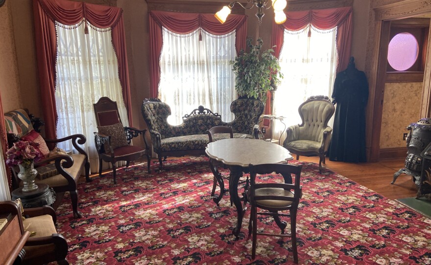 The formal parlour of the Moore-Lindsay House