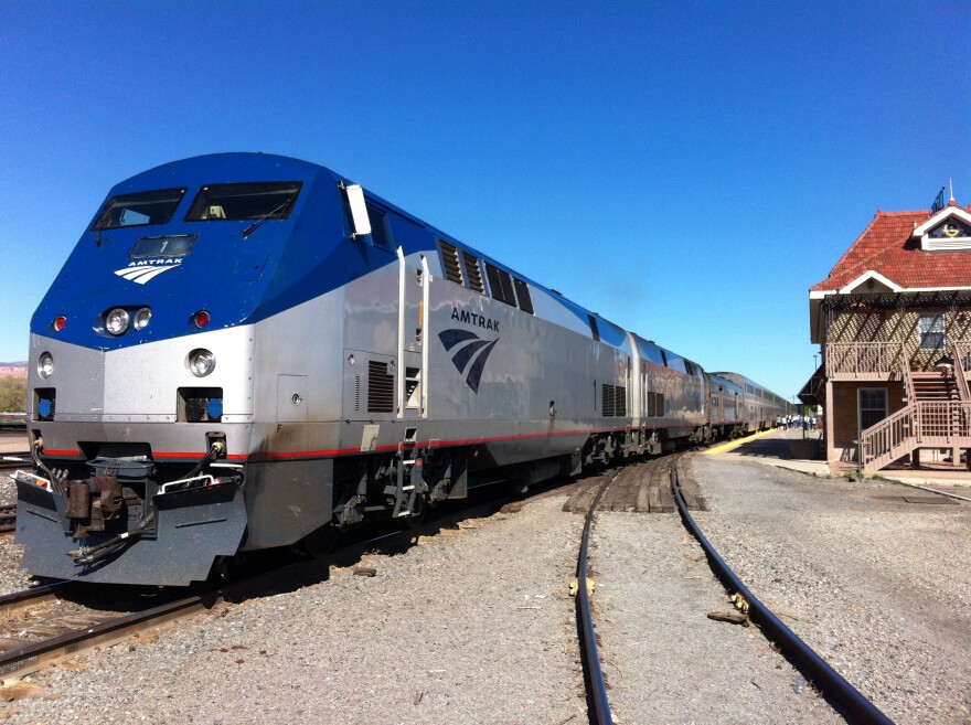 Amtrak_California_Zephyr_Engines_1_and_56_Eastbound_at_Grand_Junction_-_img1.jpg