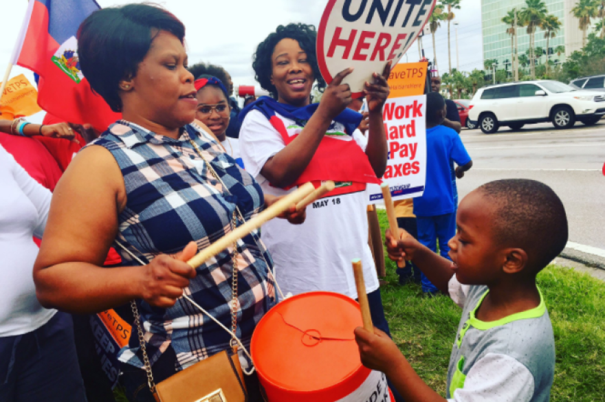 Supporters of the TPS program in front of Universal Studios. Photo: Monivette Cordeiro