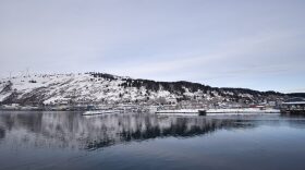 Snow blankets Pillar Mountain and downtown Kodiak. (Photo by Kavitha George/KMXT)