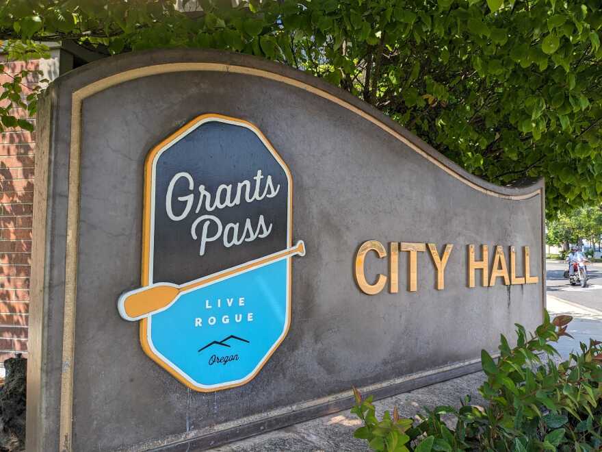 Grants Pass City Council votes to regulate groups helping homeless