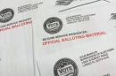 pila de papeletas de voto por correo