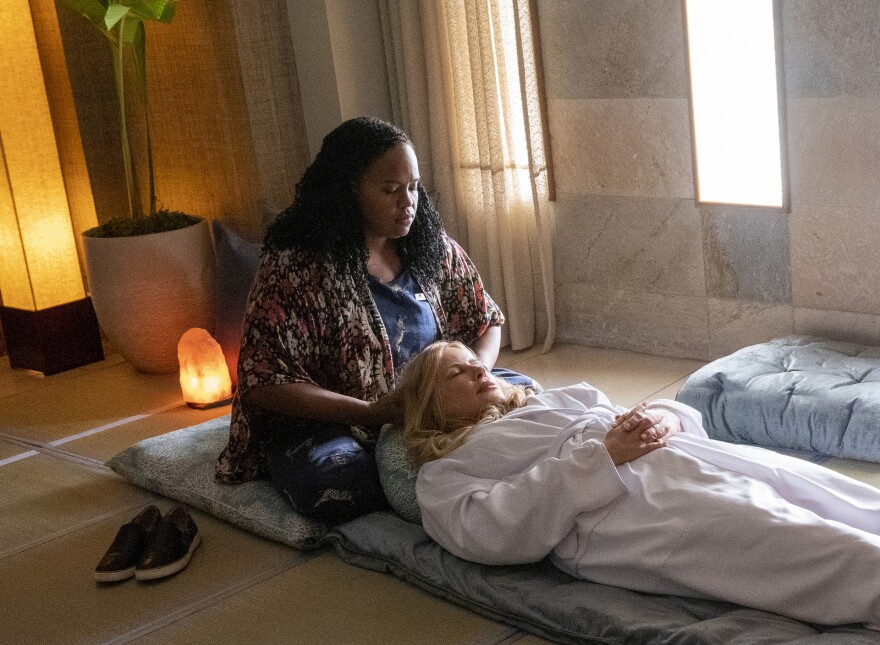 Natasha Rothwell and Jennifer Coolidge in <em>The White Lotus</em>.