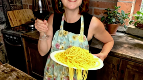 Amanda Ladd stars in Player Circle Theater's production of the one-woman show "I Loved, I Lost, I Made Spaghetti."