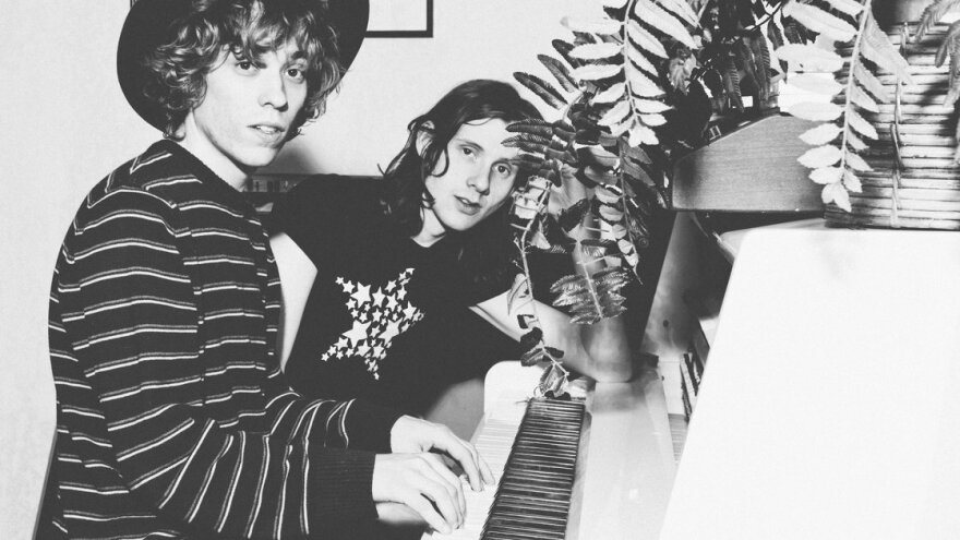foxygen_cararobbins2_wide-835f016013e97c5d6732e5e6d38ce46482c82e4f-s40-c85.jpg