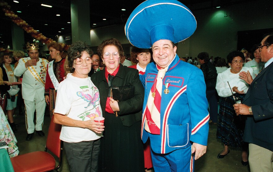 Classic photo of Raul Jimenez at one of his dinners from Thanksgiving past. The founder of the dinners died in 1998.