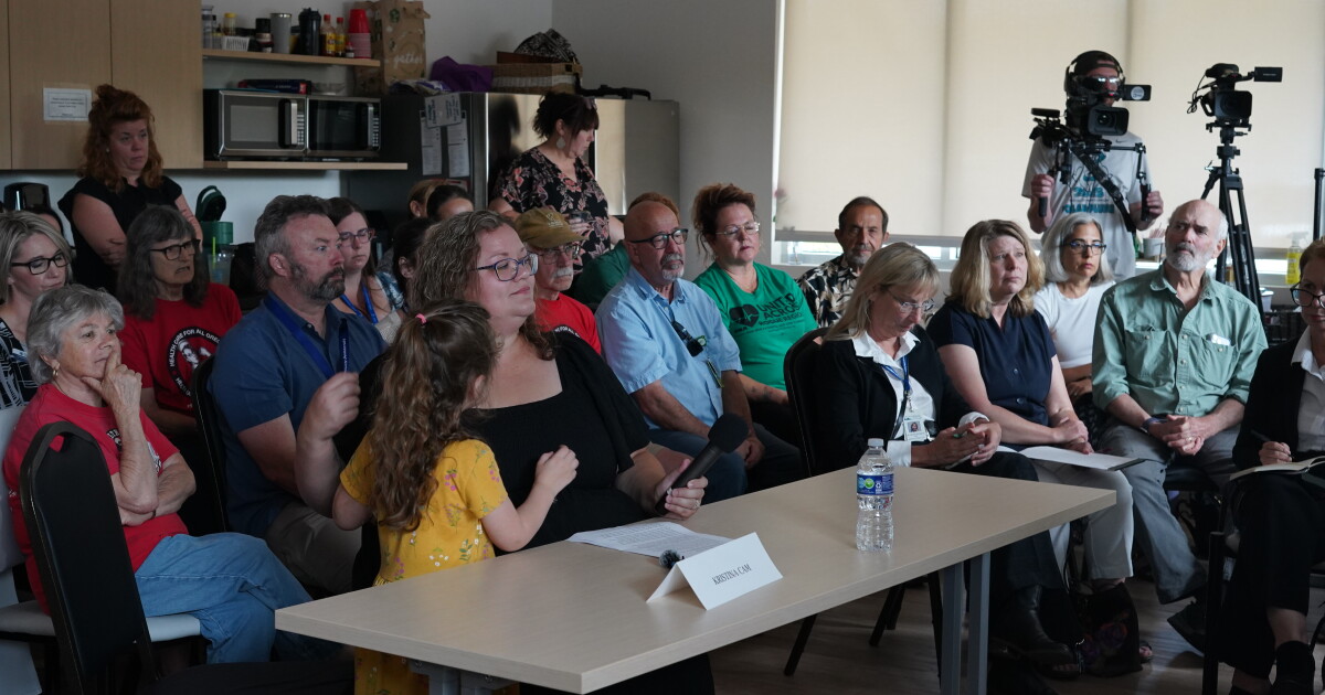 Wyden says Medicare for All is solution to Southern Oregon health care woes