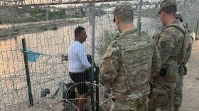 Los 15 soldados de la Guardia Nacional que el gobernador Chris Sununu envió a Texas este mes, están apoyando a la patrulla fronteriza. En esta foto, dirigen a un hombre entrando ilegalmente a un cruce fronterizo oficial.