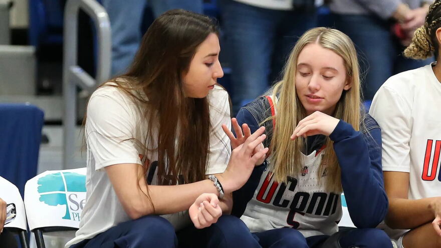 Caroline Ducharme compartió cinco temporadas en UConn con Paige Bueckers, quien fue una de sus principales fuentes de apoyo durante su largo proceso de recuperación.