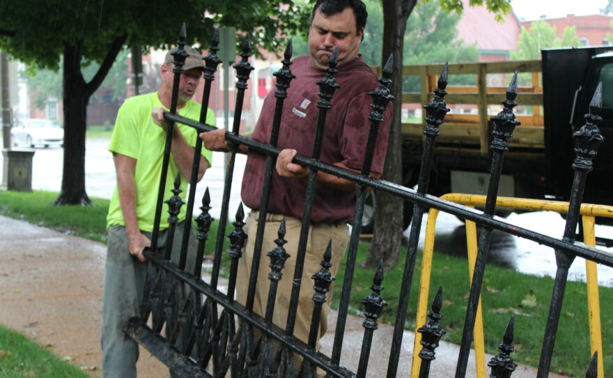 laf. park fence 7.8.2015 Luke Robinson in red