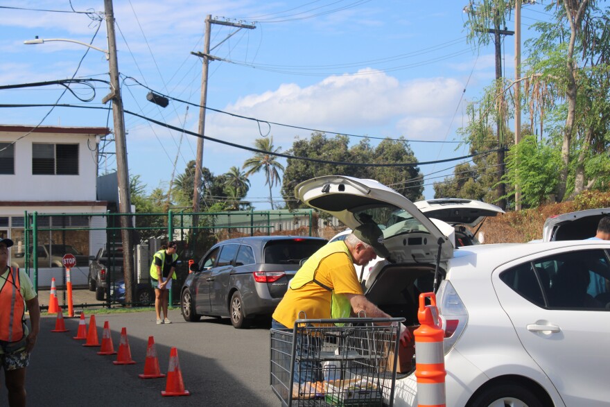 Volunteers put food in people's cars at The Pantry in Kalihi. ( Nov. 3, 2025)