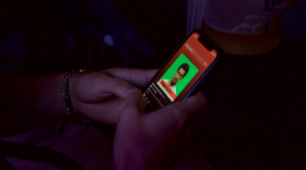 Un fan selecciona la música de Bad Bunny en su teléfono, anticipando su actuación en el show de medio tiempo del Super Bowl LX el proximo febrero. Foto por: Sabrina Cruz.