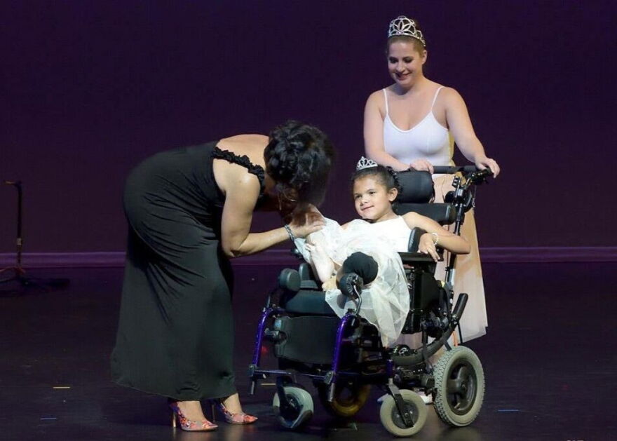 Bernadette Bascom working with a student on stage.