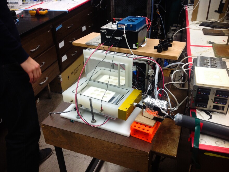 This device uses lung cells to check the air for smog components that hurt human health.