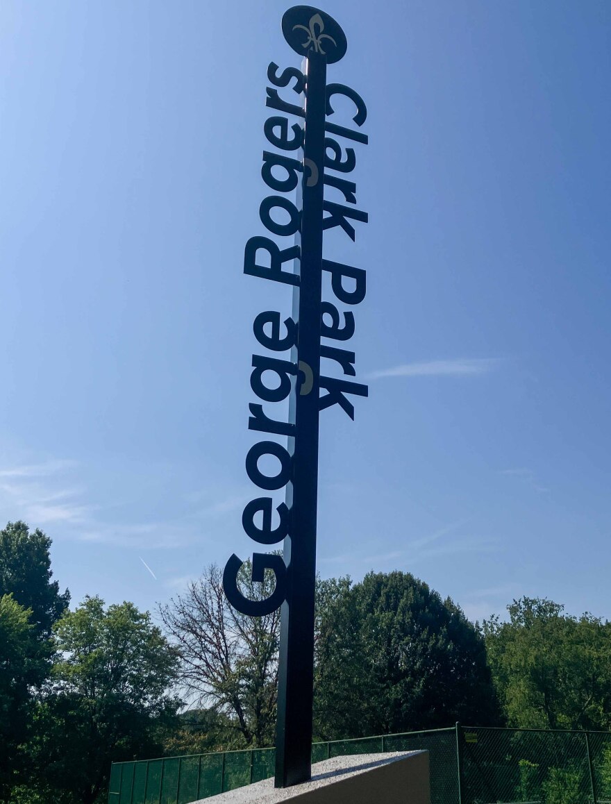 A single pole wayfinding sign recently installed at the edge of George Rogers Clark Park. This is the most common type of sign that appears in the collection of "wayfinding signs" from Louisville Tourism.