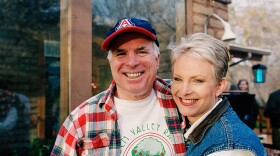 Presidential candidate John McCain (L) and his wife, Cindy McCain, smile for the camera at their family ranch, March 9, 2000, near Sedona, Arizona. (David Hume Kennerly/Getty Images)