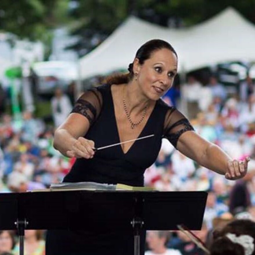 Cornelia Laemmli Orth conducts an orchestra in 2017.