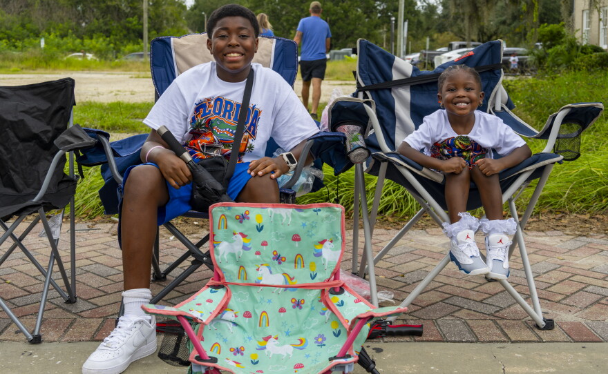 Jay and Chesni await the start of the University of Florida Homecoming parade Oct. 9, 2026, in Gainesville. (Andy Acosta/WUFT News)