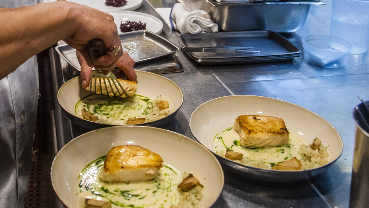 The CDC says sick workers are tied to 40% of restaurant food poisoning outbreaks - Vimarsana News