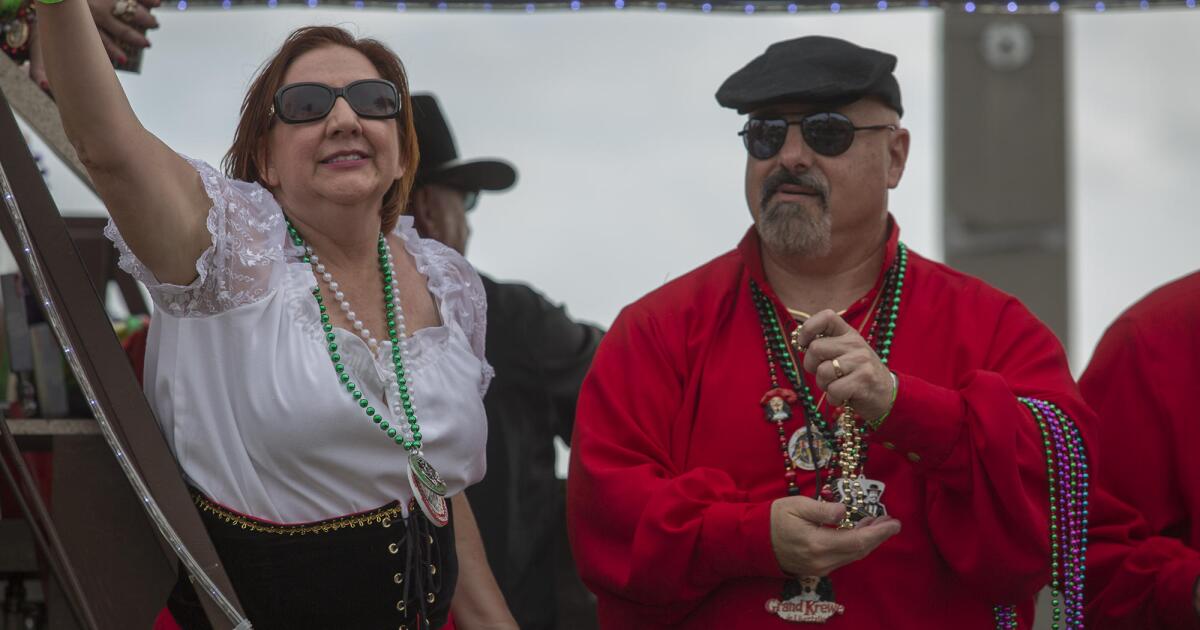 Florida Aquarium Wants Gasparilla Paradegoers To Recycle Their Treasure