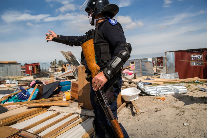 On an otherwise quiet Sunday in August, the Anti-Land Invasion Unit arrived at the settlement next to Covid and, without warning to the community, proceeded to tear it down. Contract workers employed by the city carried the big pieces of tin to two waiting trucks.