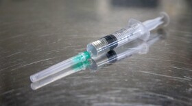 A picture of a syringe. 