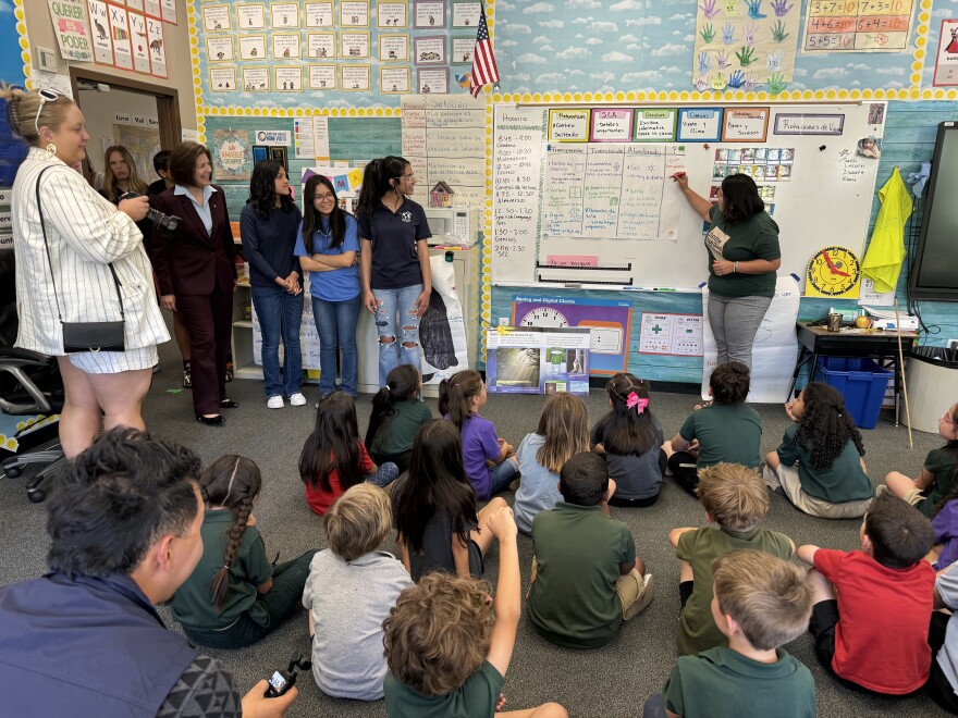 La senadora Catherine Cortez Masto recorre la escuela de idiomas Mount Rose K-8 en Reno, Nevada, el 31 de mayo de 2024.