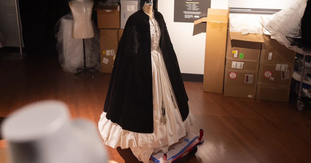 Statewide: Mary Todd Lincoln item from the night of the assassination goes on display