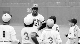 Un grupo de niños puertorriqueños rodea a Roberto Clemente, estrella de los Piratas de Pittsburgh, durante la filmación de un comercial en el Three Rivers Stadium.