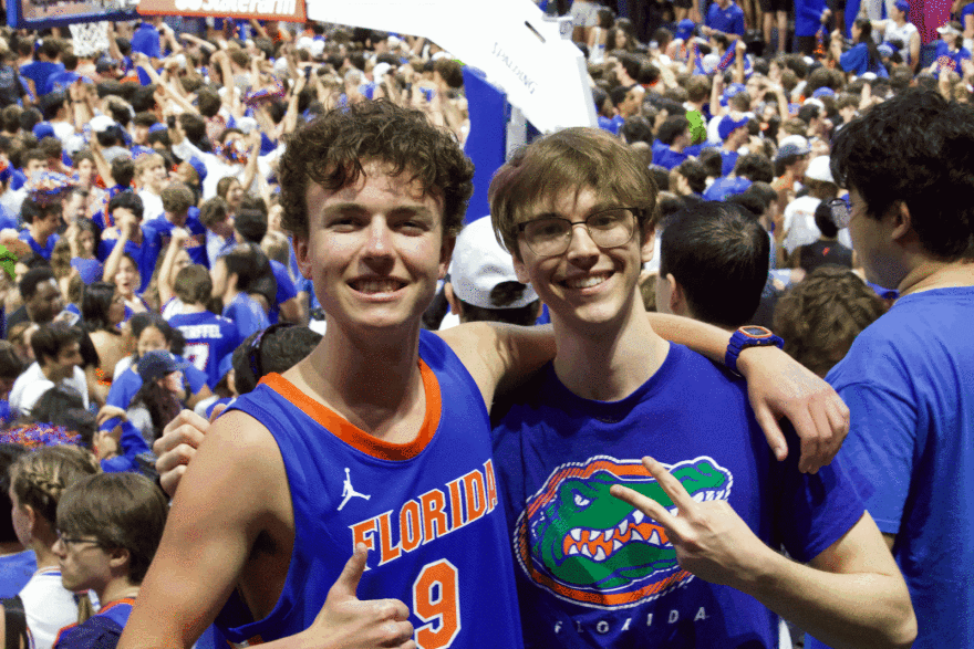 Justin y Flynn celebran la victoria de los Gators en el O’Connell center. Foto por: Ana Matute.