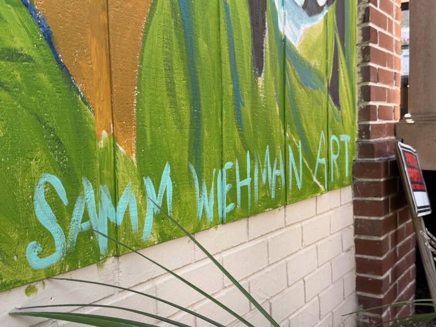 Samm Wehman's signature on the mural. (Genesis Trujillo/WUFT News)