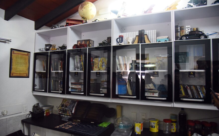 The decked-out cell featured an impressive amount of storage.