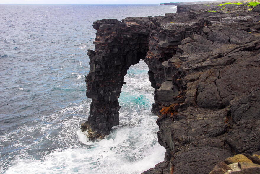 A picture of the Hōlei Sea Arch from 2014, before its collapse.
