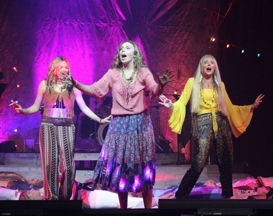 Hadley Murphy (center) ad Jeanie in 'Hair'