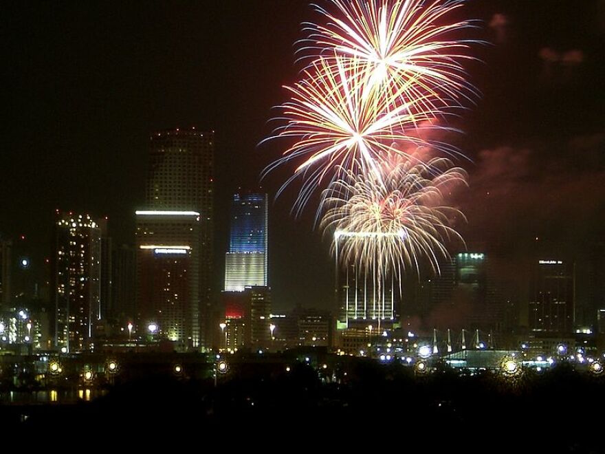 https://commons.wikimedia.org/wiki/File:Miamifireworks.jpg